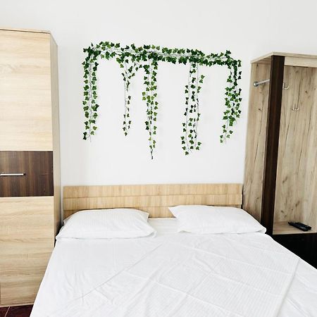 Garsoniera Saturn Apartment มันกาเลีย ภายนอก รูปภาพ